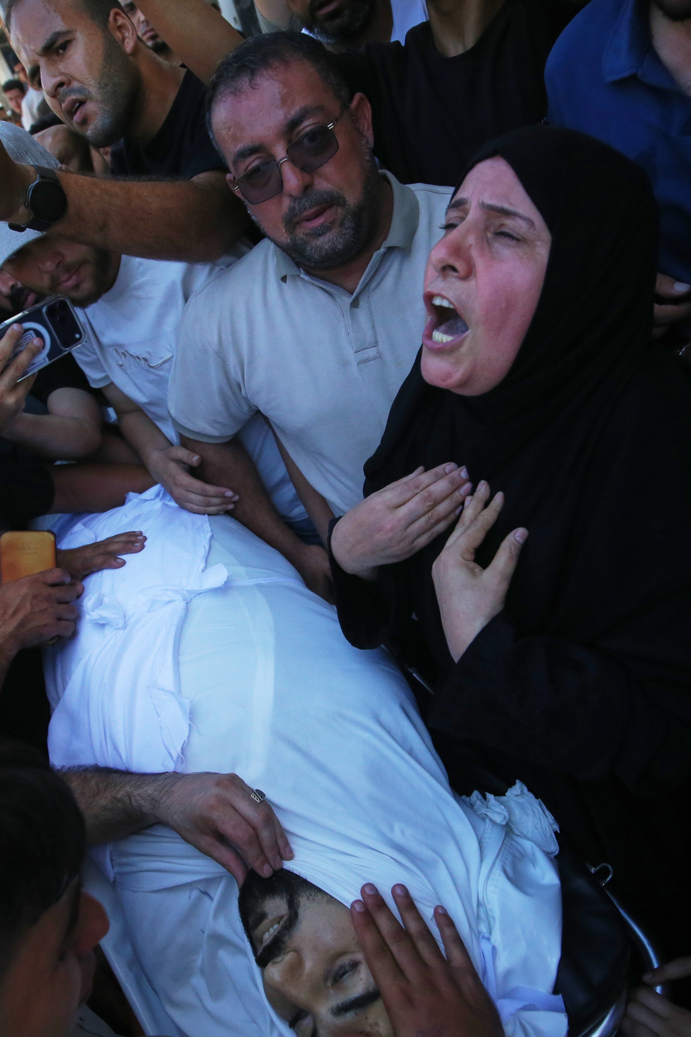 Gaza - Žena plače na mŕtvym príbuzným